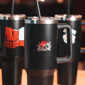 Kubek termiczny ze słomką